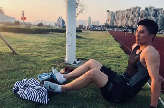 刘姥姥和迷彩兵哥一起的视频你看了吗？正装馋哭网友！