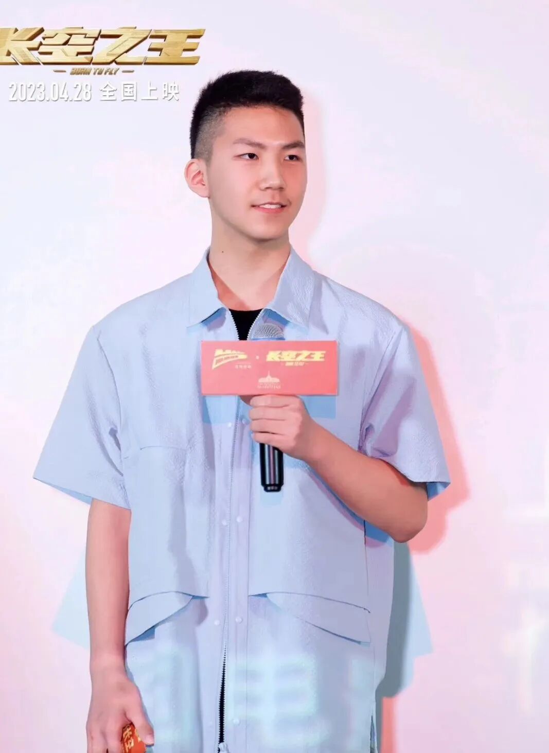 胡军 17 岁的儿子 185cm 寸头小爷们，越来越 man 啦！