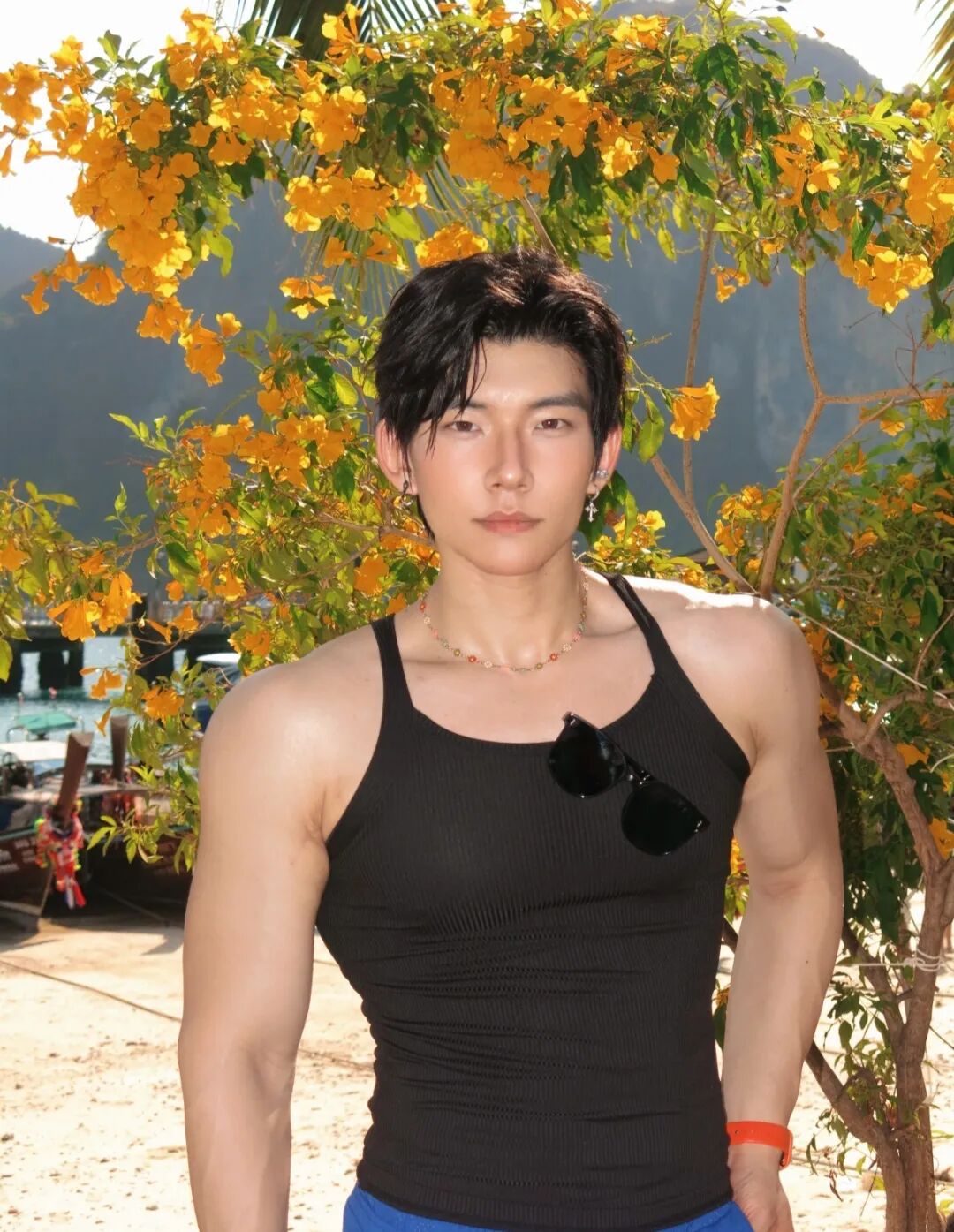 青岛痞帅脂包肌狼狗体育生，硕大身材网友直呼受不了...