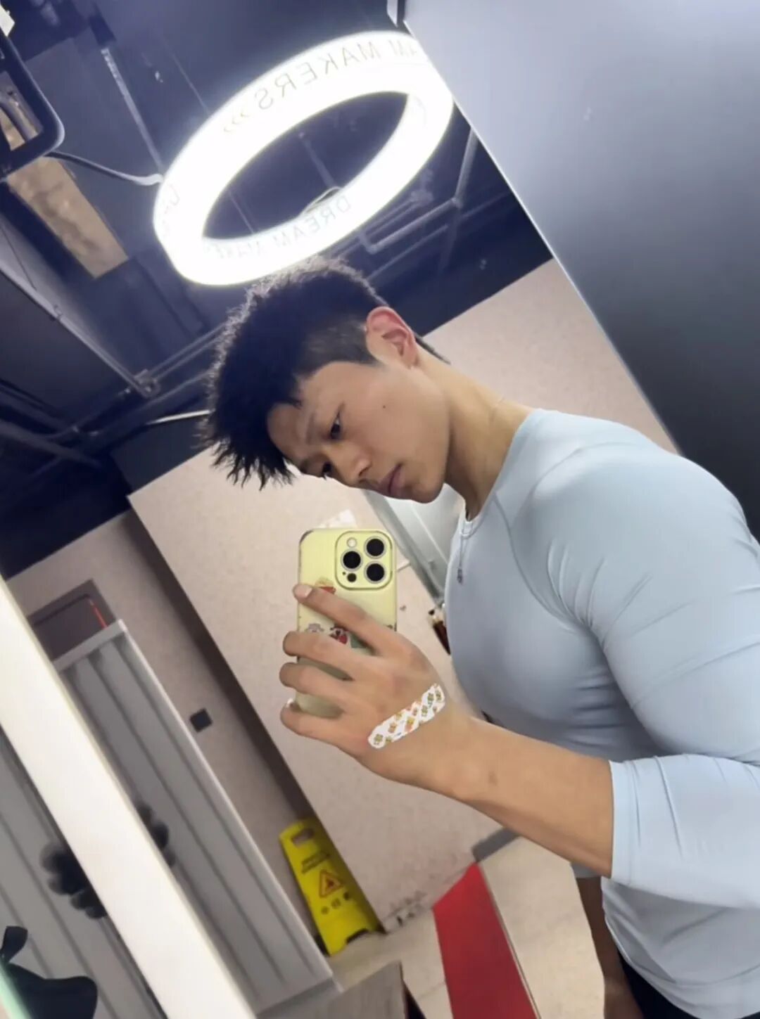 187cm 宽肩窄腰双肩包精壮猛男，粗腿大包发育的太好了...