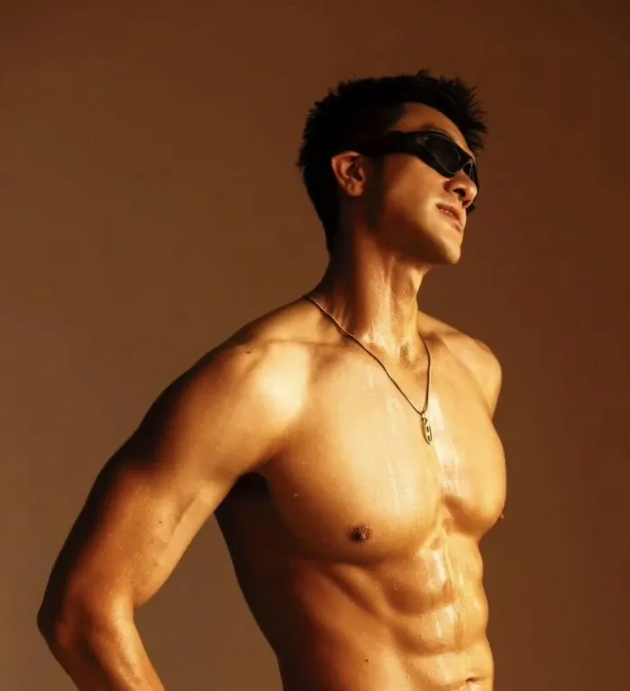 正装、墨镜！185CM 体育生战斗力太强爆火，按摩视频外网传疯了！