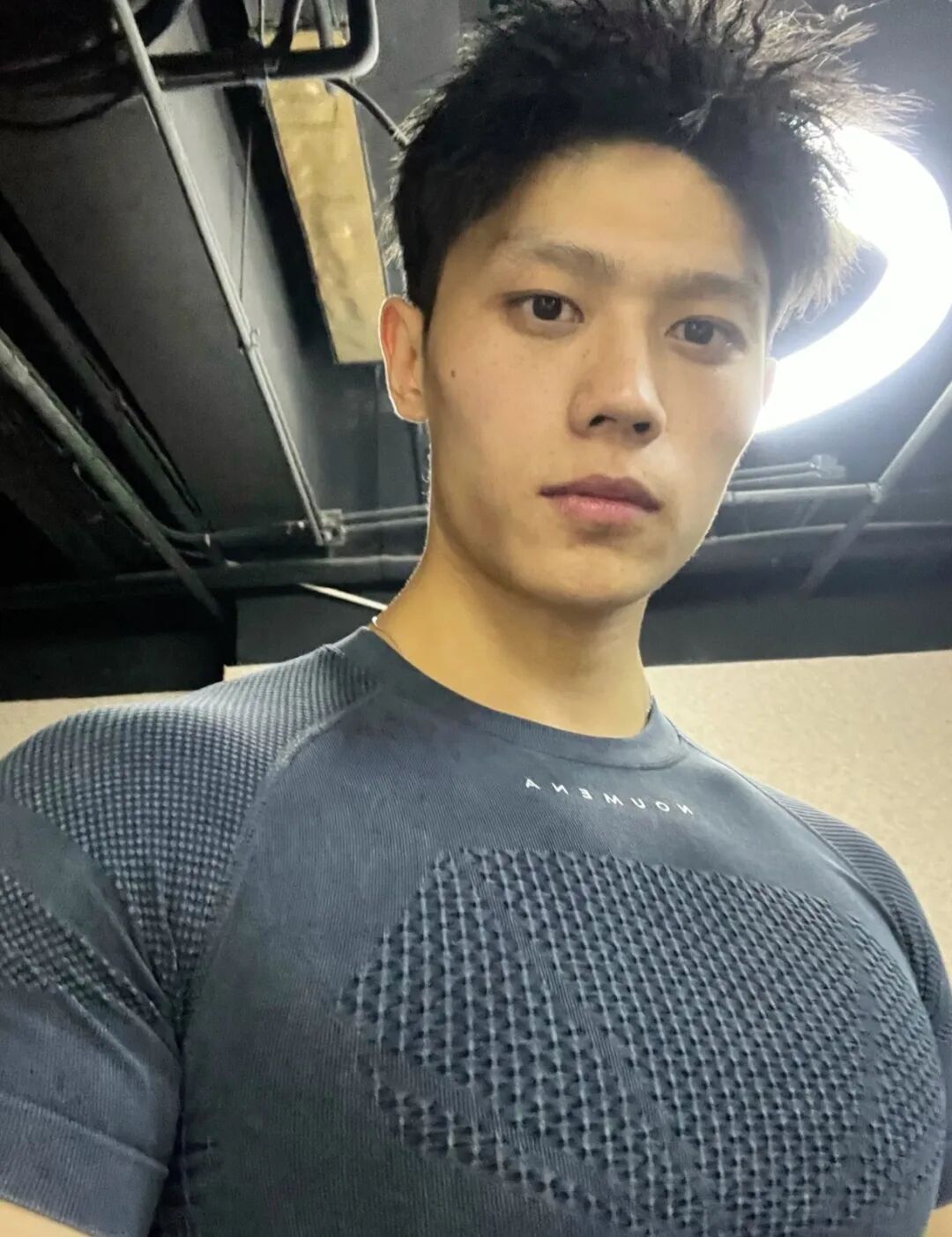 187cm 宽肩窄腰双肩包精壮猛男，粗腿大包发育的太好了...