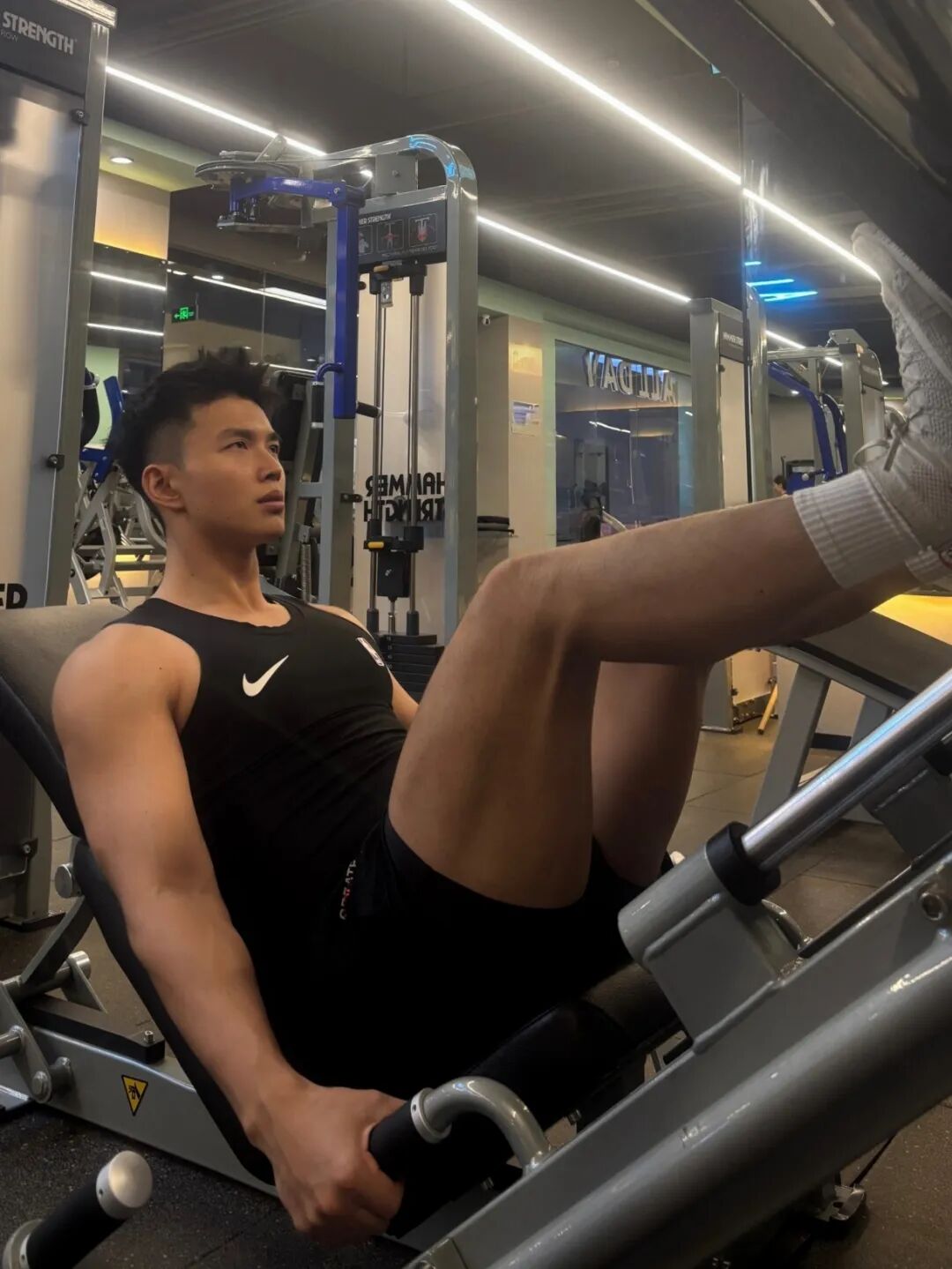 东北黑皮猛男体育生健身房大秀身材！粗腿大包持久力爆棚....