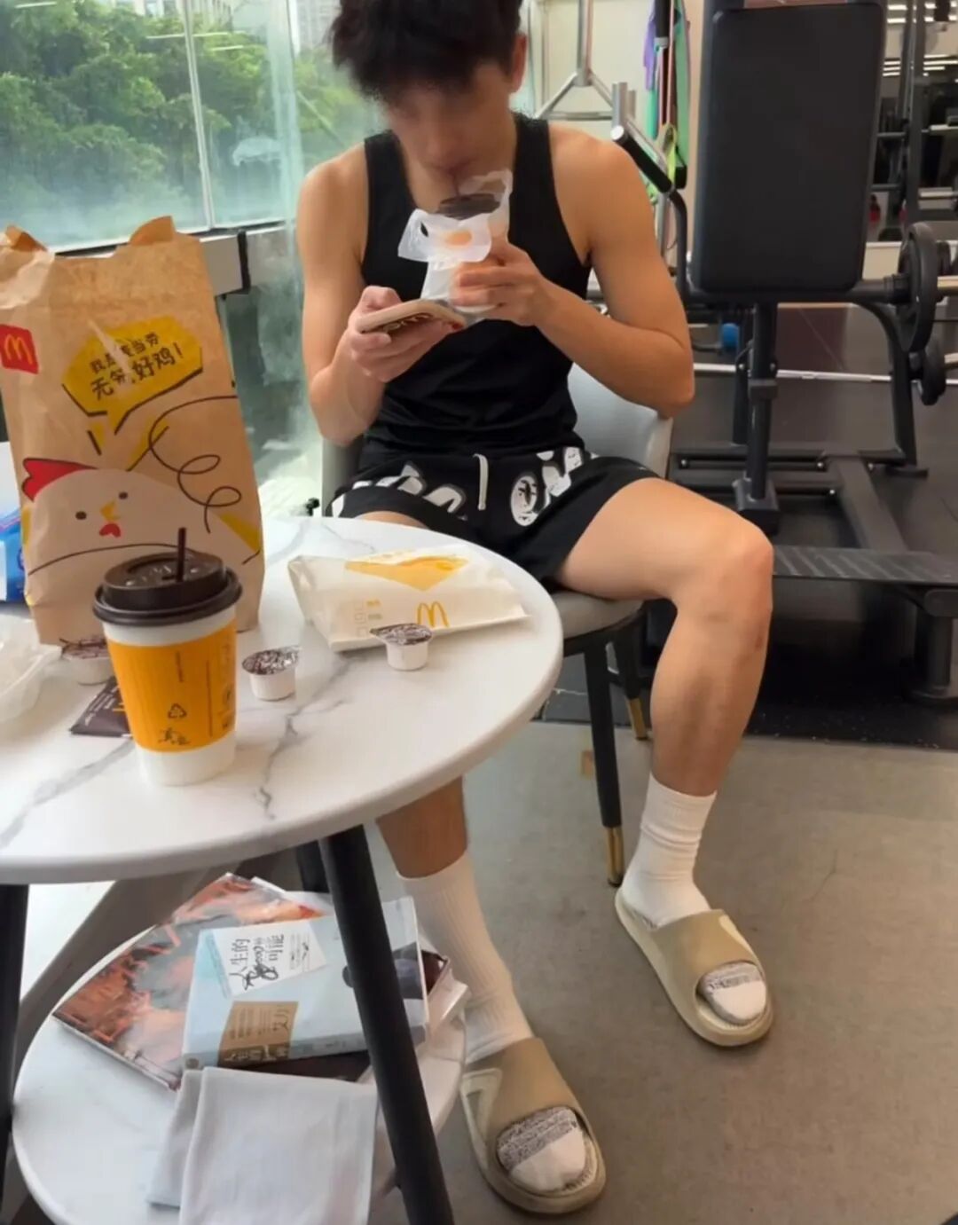 北体黑皮篮球体育生星巴克，网友直呼玩的太花了....