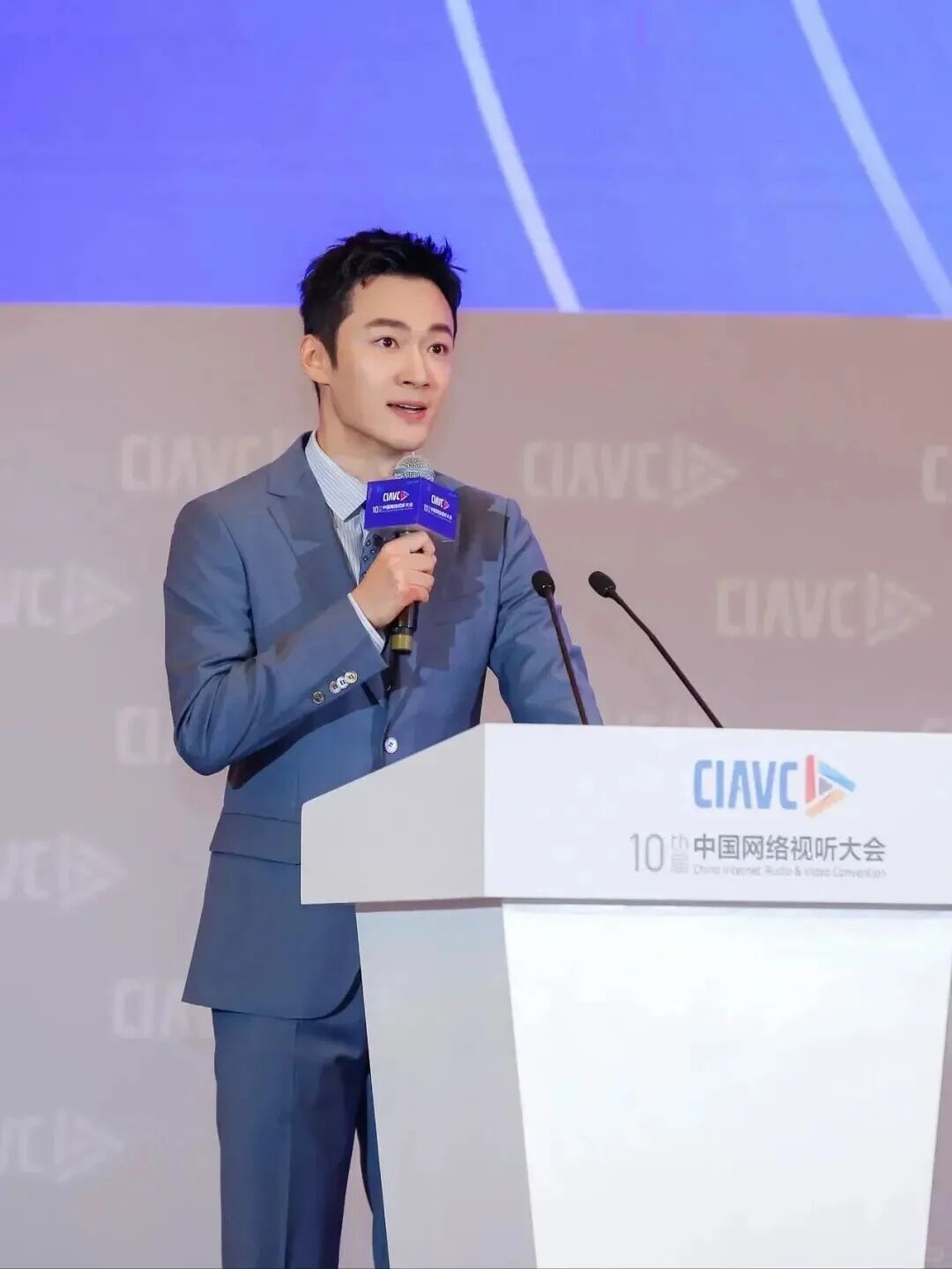 春晚正装“硬帅”男主持火了！不油腻不整容，这张“国脸”今年竟已 38 岁了？