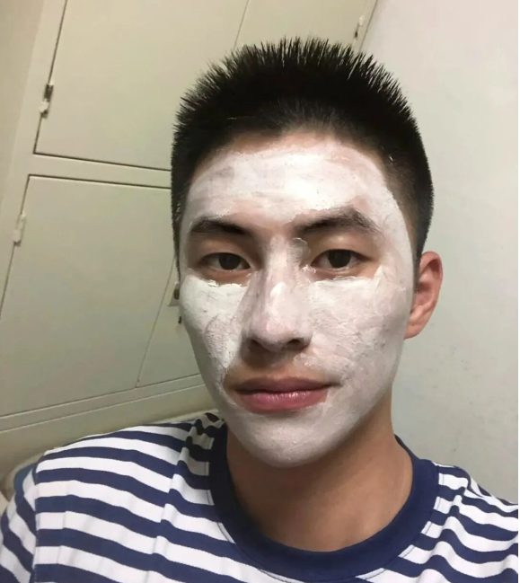 刘姥姥和迷彩兵哥一起的视频你看了吗？正装馋哭网友！