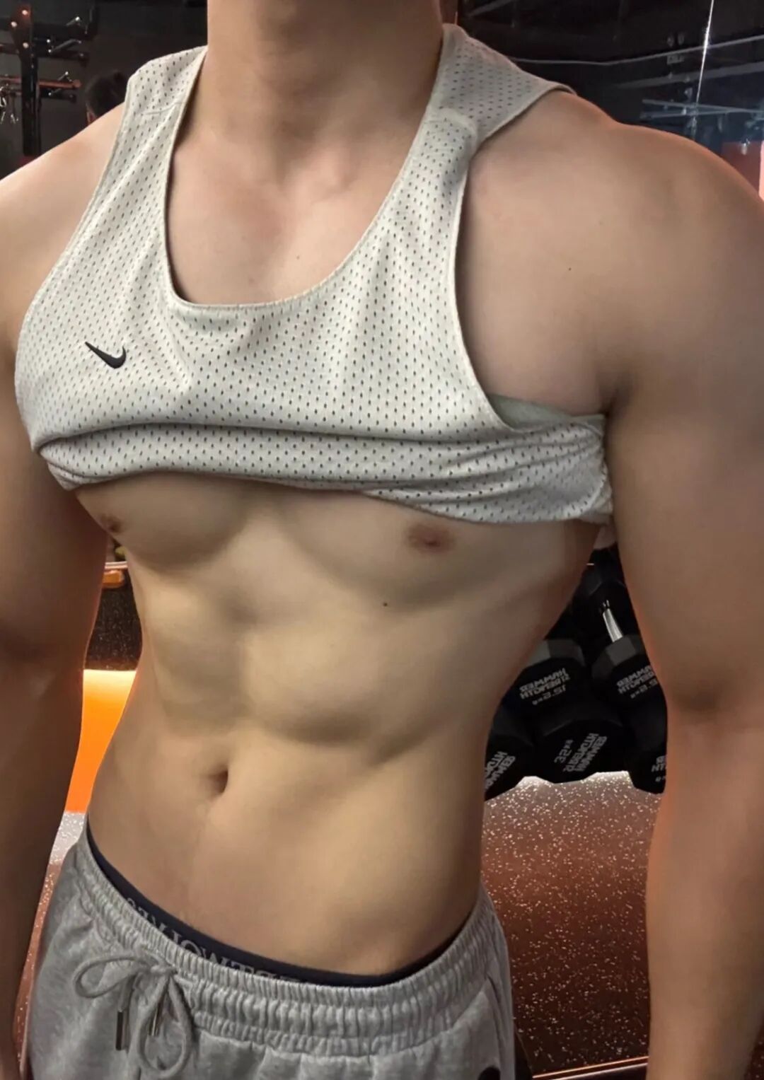 广东宽肩窄腰白皮小狼狗，粉嫩胸肌超诱人...