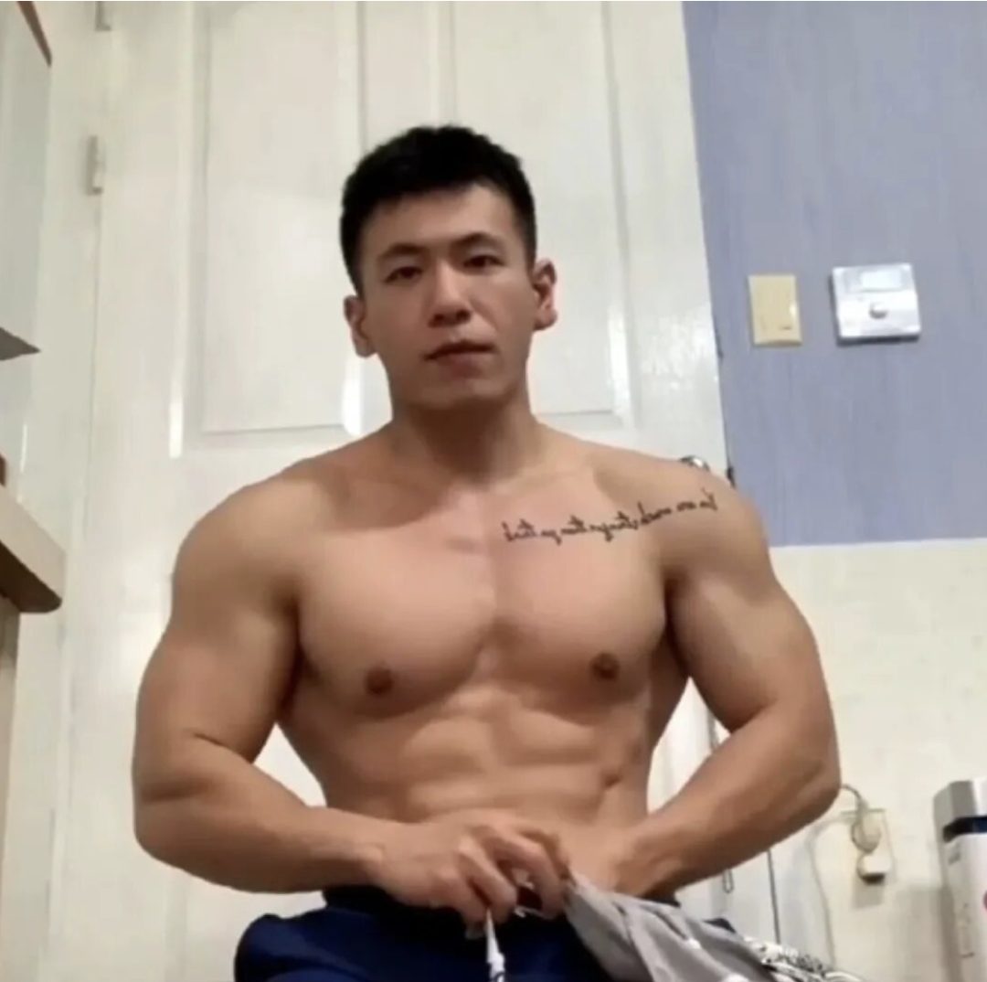 正装肌肉壮男自拍视频流出你看了吗？他果断选择退网！