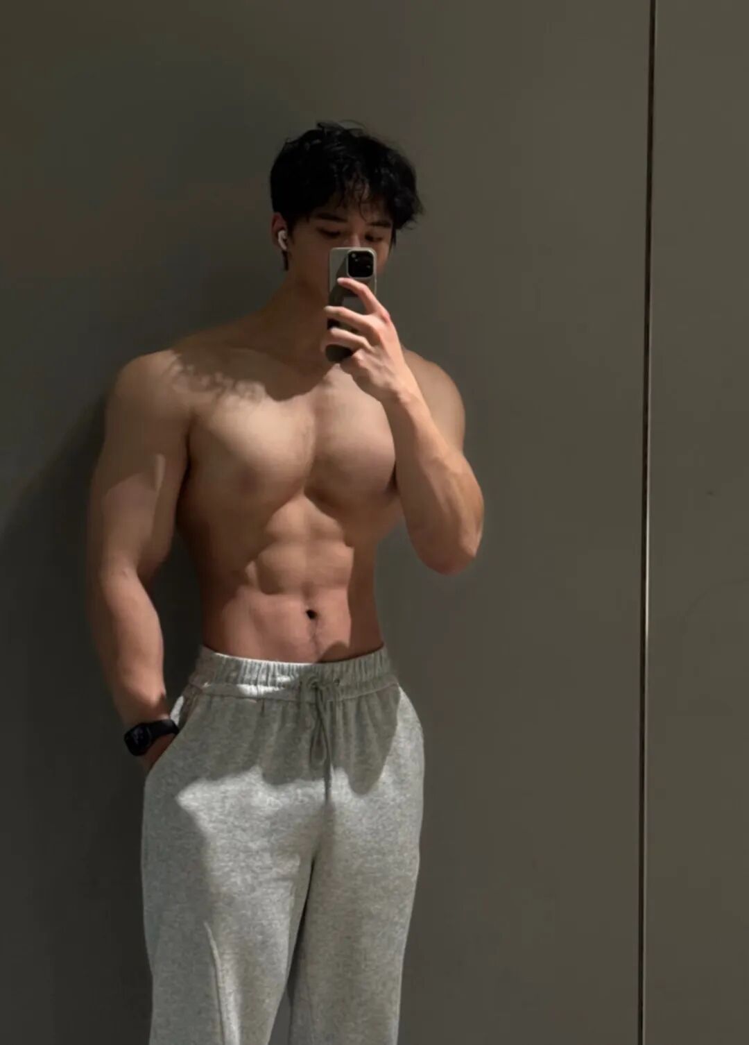 宽肩窄腰黑皮翘臀体育生,顶级男模身材,网友们集体沸腾.... 宽肩窄腰黑皮翘臀体育生,顶级男模身材,网友们集体沸腾....