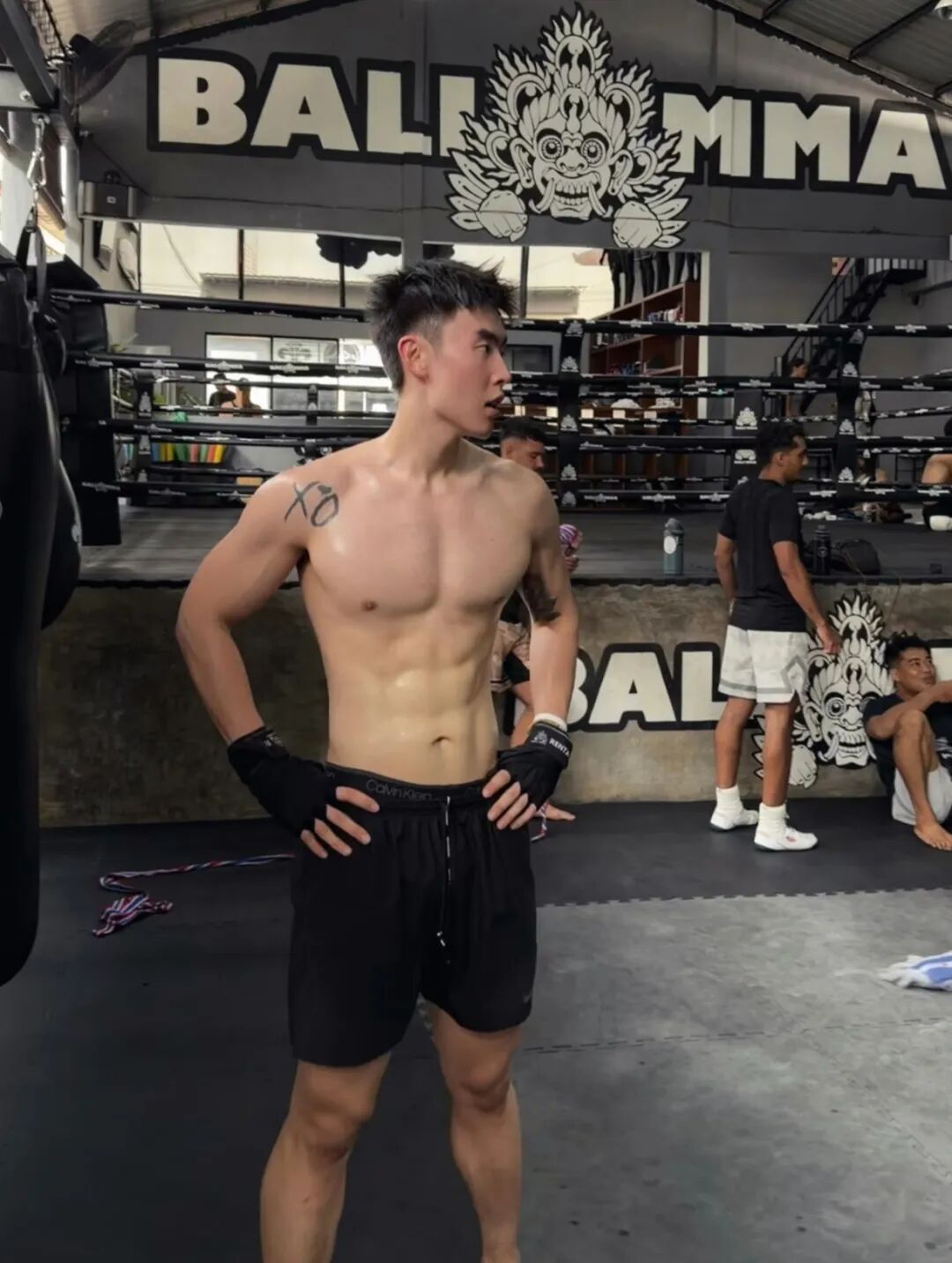 全网爆火的脂包肌篮球体育生！粗腿腹肌性张力满满....