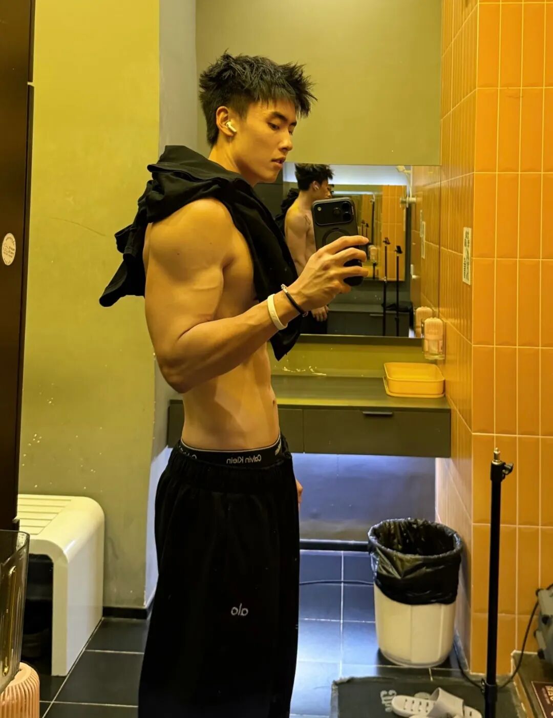 全网爆火的脂包肌篮球体育生！粗腿腹肌性张力满满....