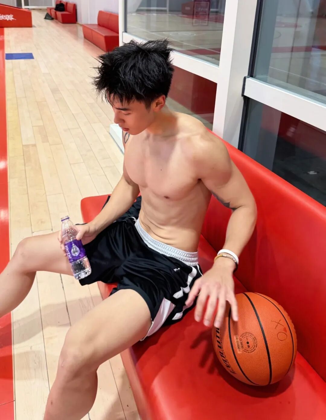 全网爆火的脂包肌篮球体育生！粗腿腹肌性张力满满....