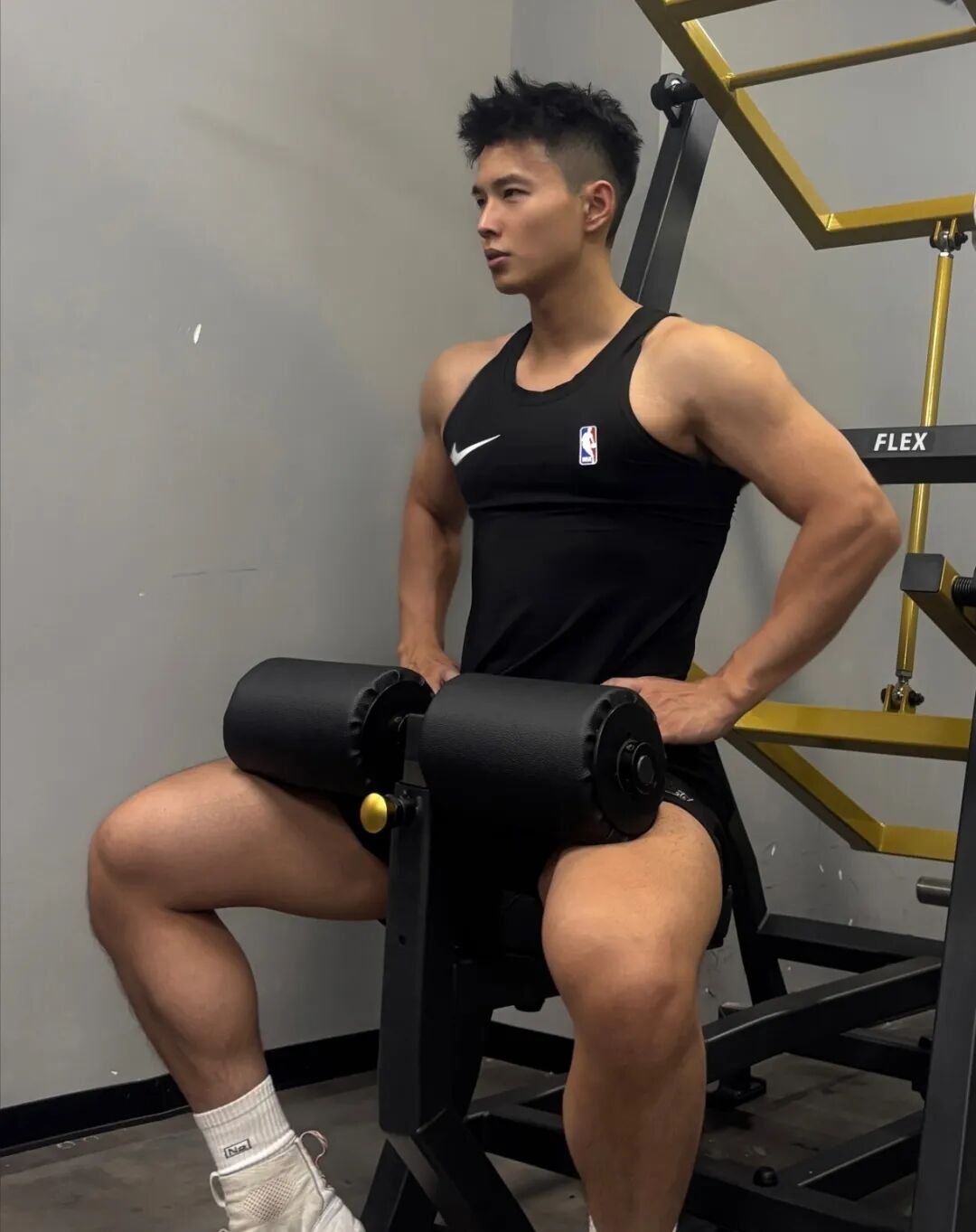 东北黑皮猛男体育生健身房大秀身材！粗腿大包持久力爆棚....