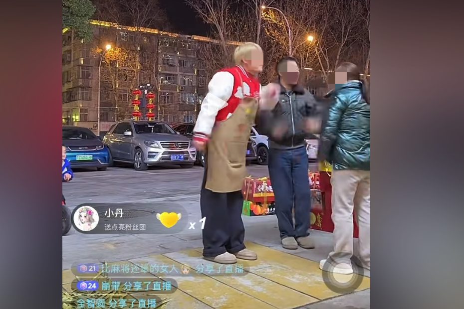 卖水果帅哥和大妈吵架爆火！基友：重现天德池浴室名场面！