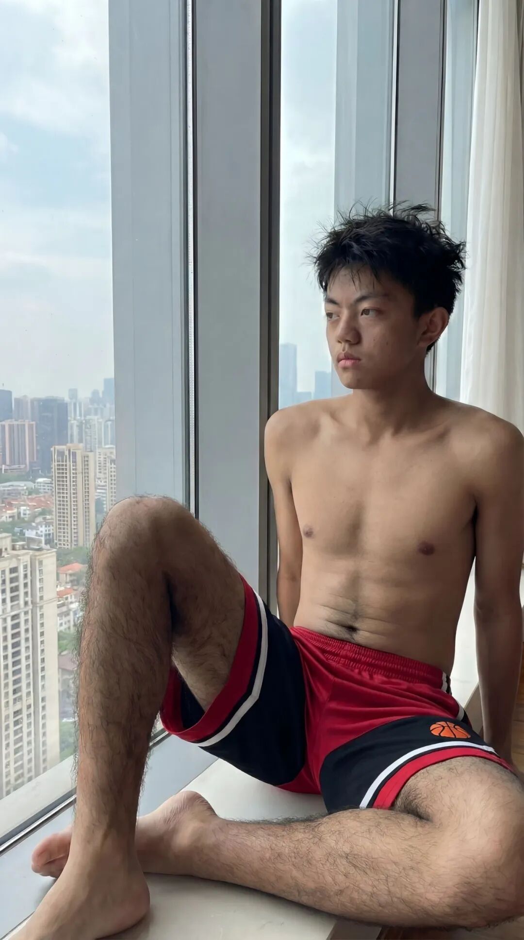 18 岁体育生腿毛太旺盛，！这枚新疆小哥不得了？