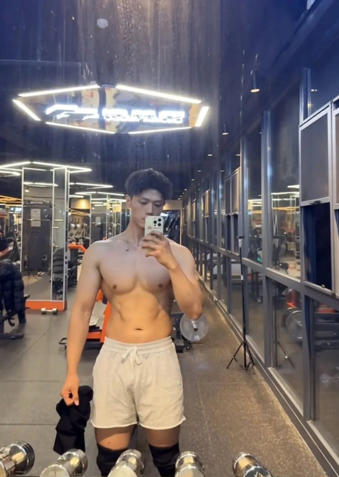 187cm 宽肩窄腰双肩包精壮猛男，粗腿大包发育的太好了...