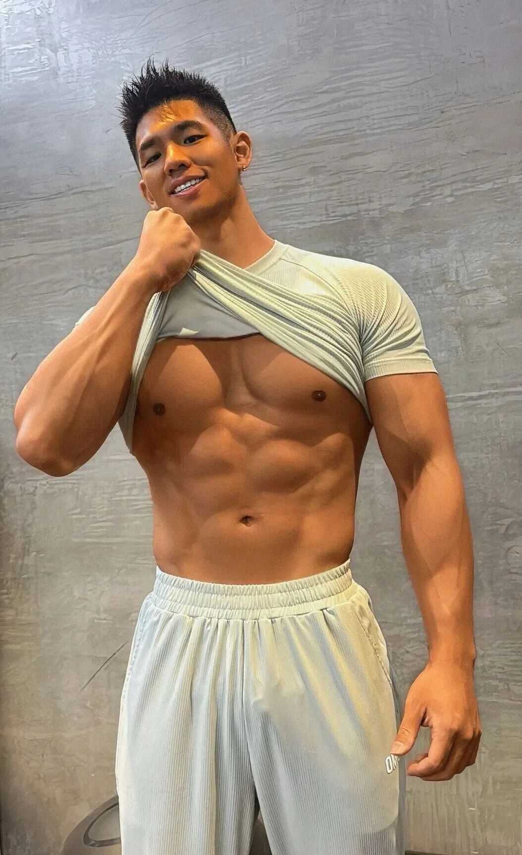 山东 188 黑皮肌肉壮汉，这荷尔蒙天花板身材，实力惊人