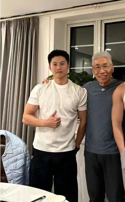 刘姥姥和迷彩兵哥一起的视频你看了吗？正装馋哭网友！