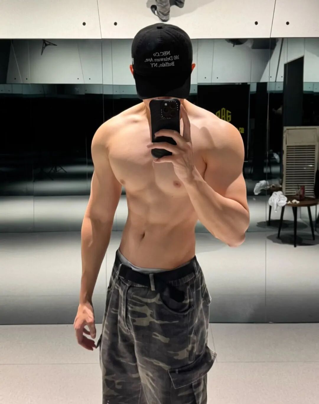 广东宽肩窄腰白皮小狼狗，粉嫩胸肌超诱人...