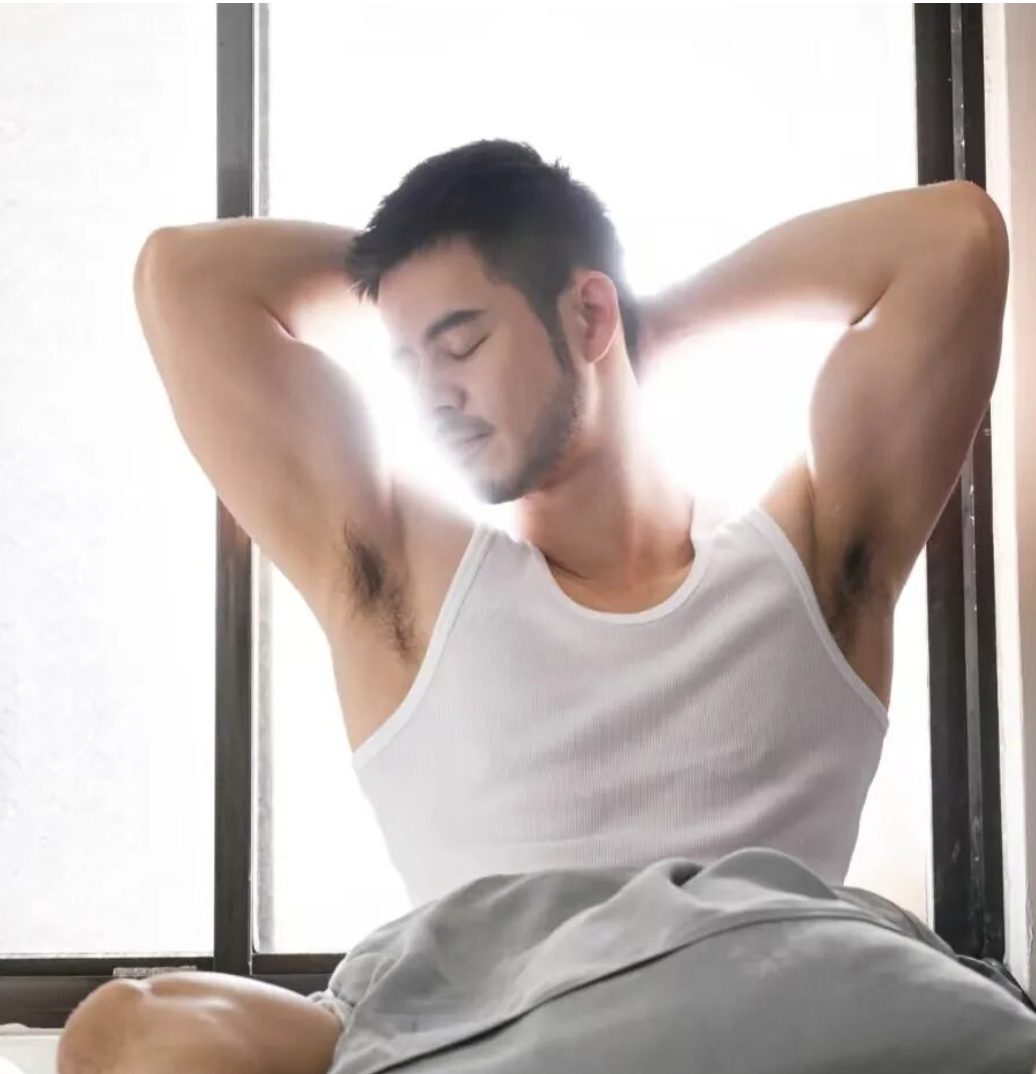 胡茬男英语老师白天上课，晚上被采访了？还下海了？