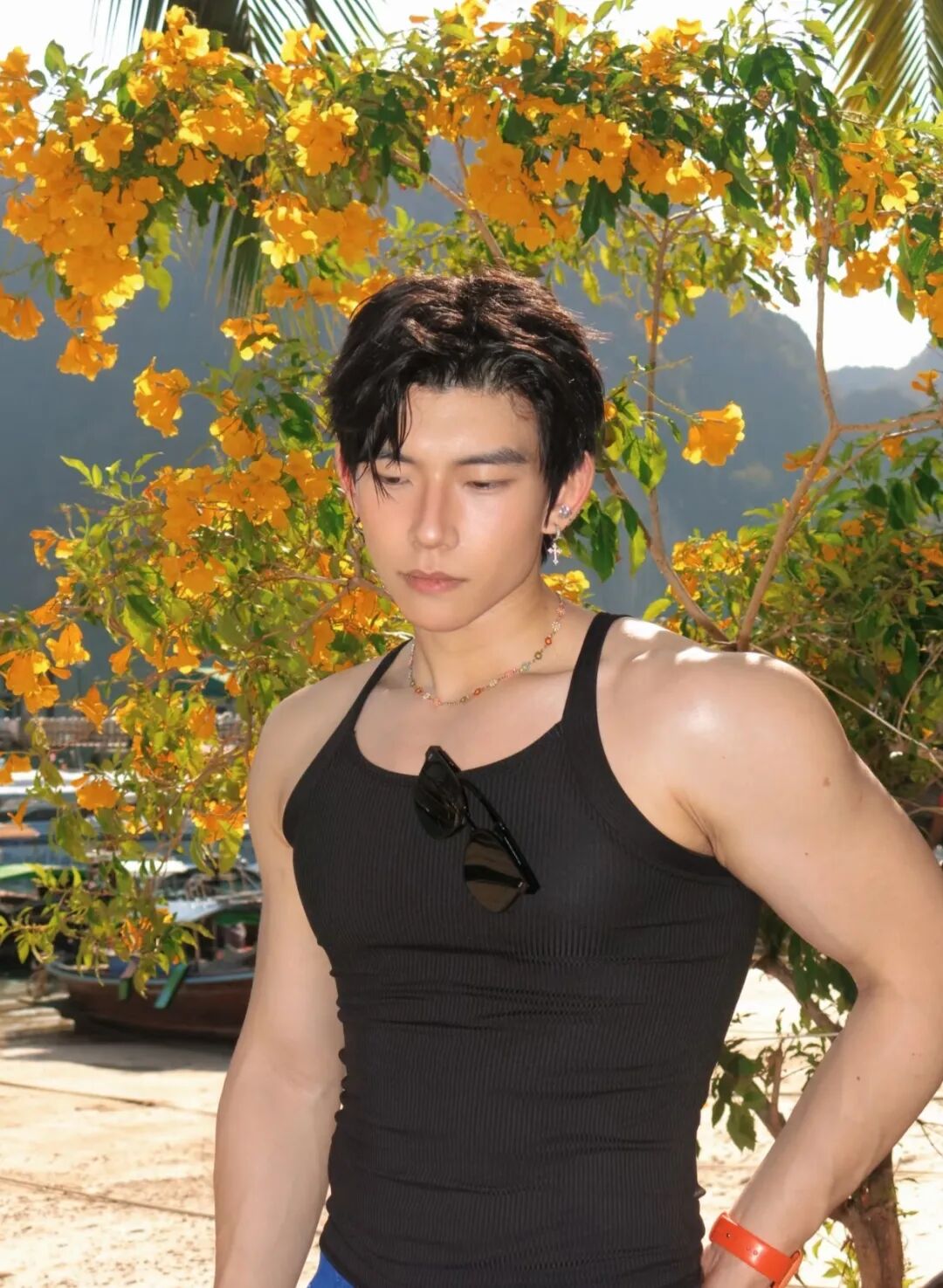 青岛痞帅脂包肌狼狗体育生，硕大身材网友直呼受不了...