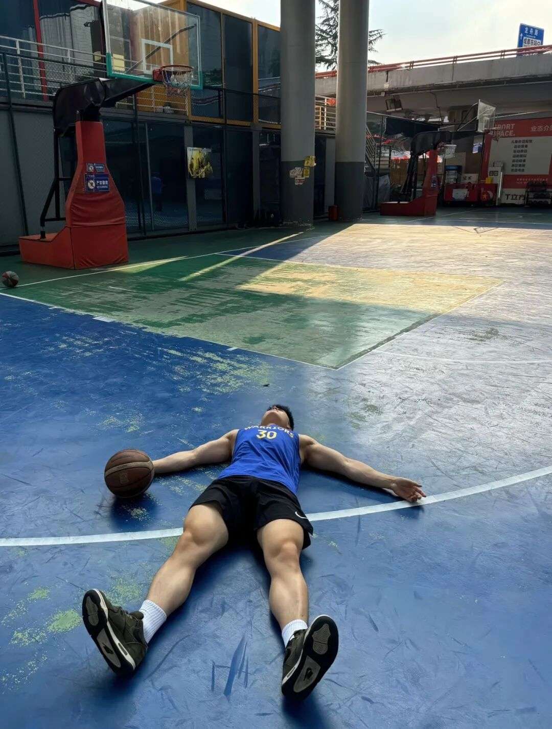 北体大毕业的粗壮肌肉小哥，篮球场大方撩衣呀！