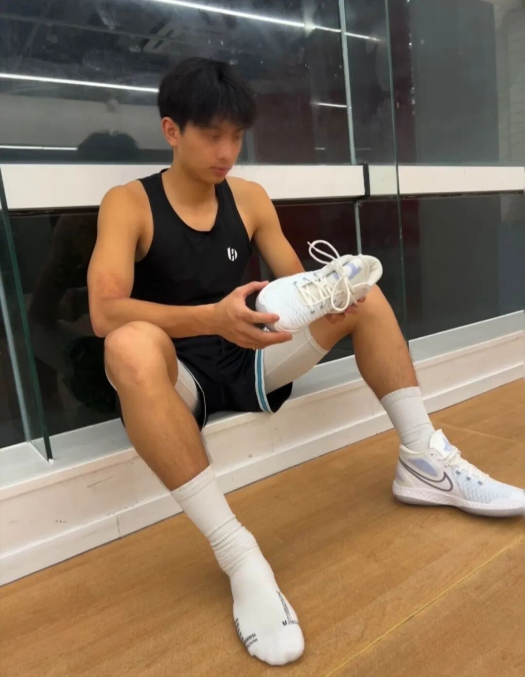 北体黑皮篮球体育生星巴克，网友直呼玩的太花了....