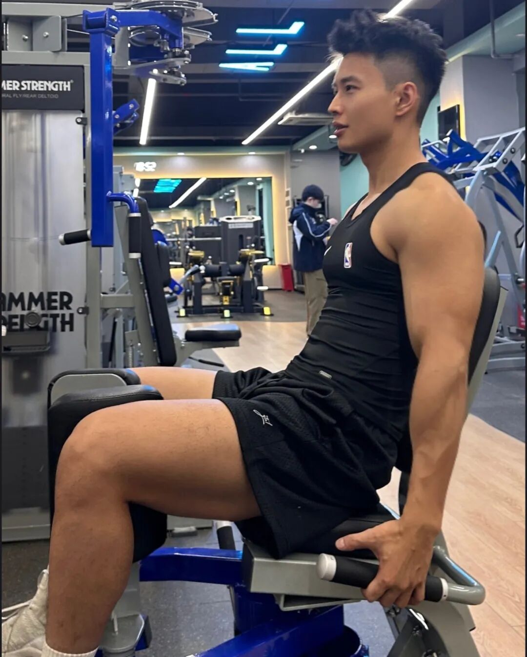 东北黑皮猛男体育生健身房大秀身材！粗腿大包持久力爆棚....