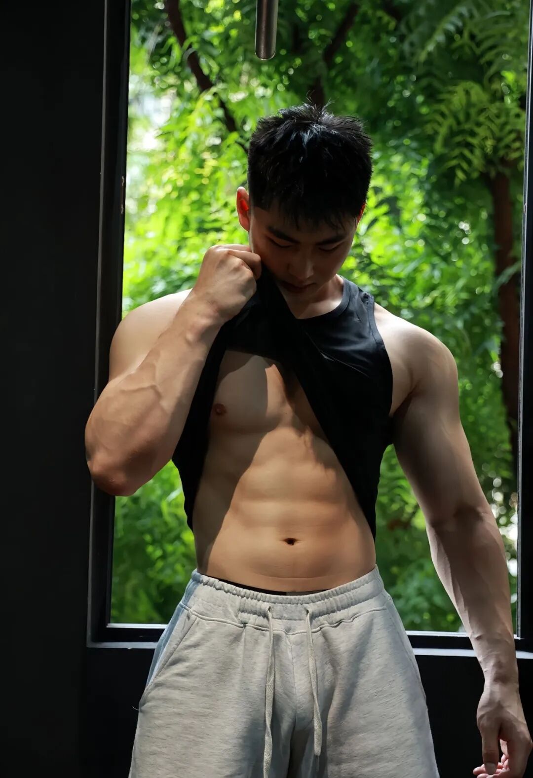 北体大毕业的粗壮肌肉小哥，篮球场大方撩衣呀！