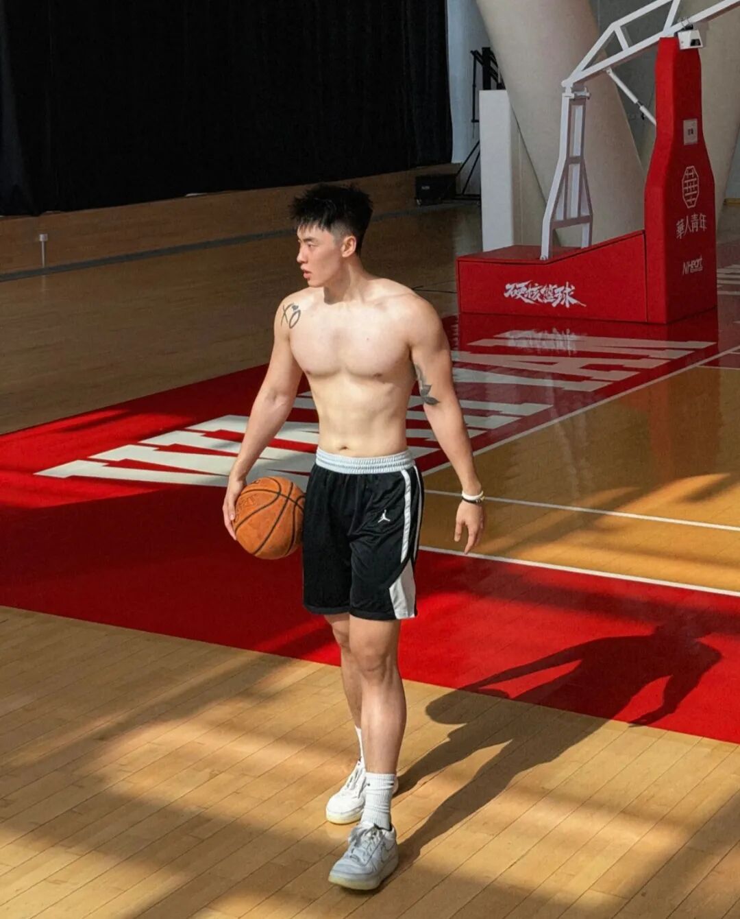 全网爆火的脂包肌篮球体育生！粗腿腹肌性张力满满....