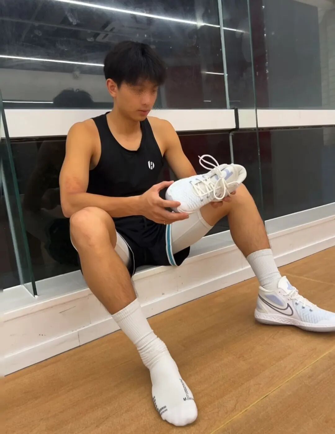 北体黑皮篮球体育生星巴克，网友直呼玩的太花了....