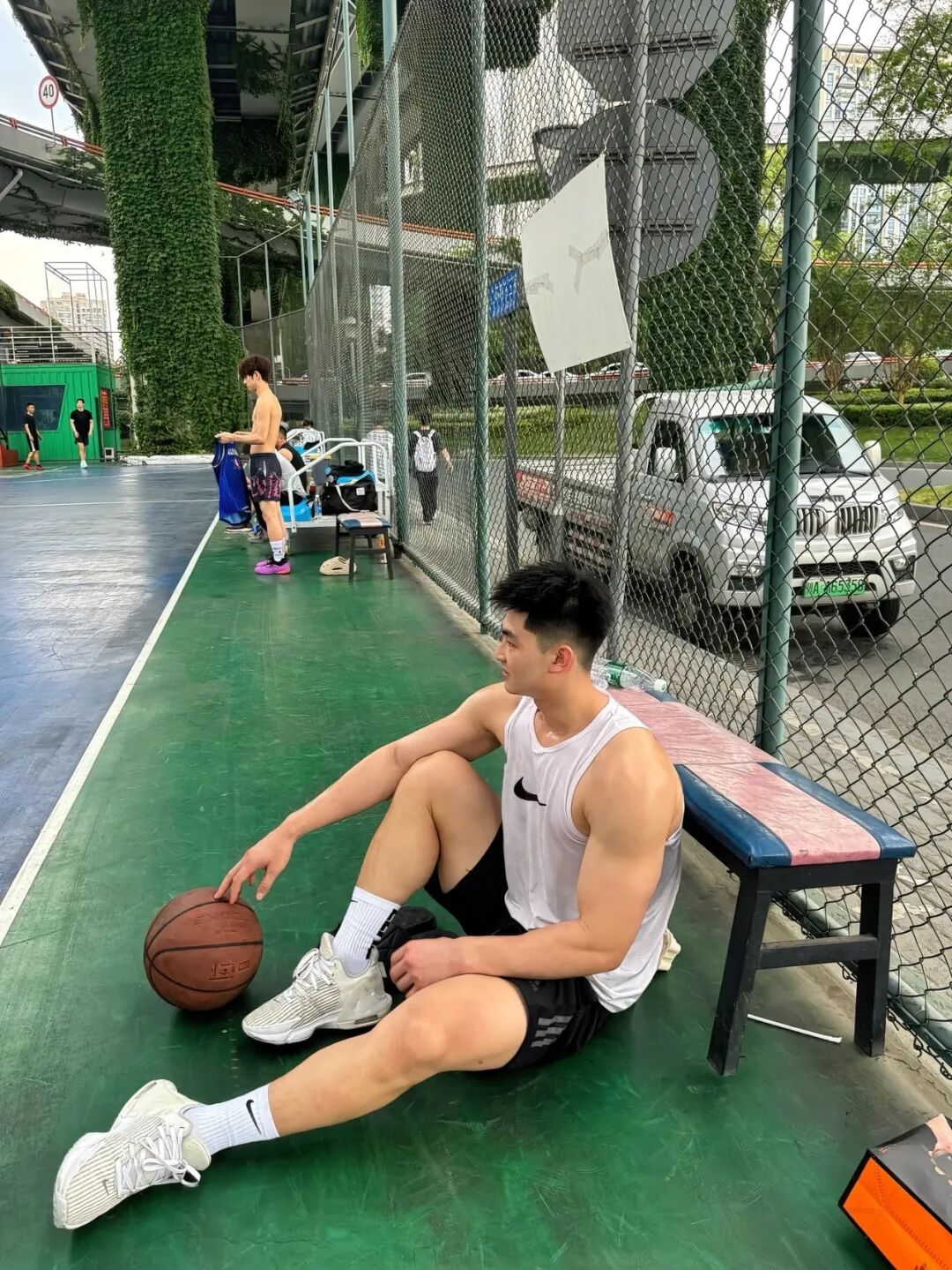 北体大毕业的粗壮肌肉小哥，篮球场大方撩衣呀！