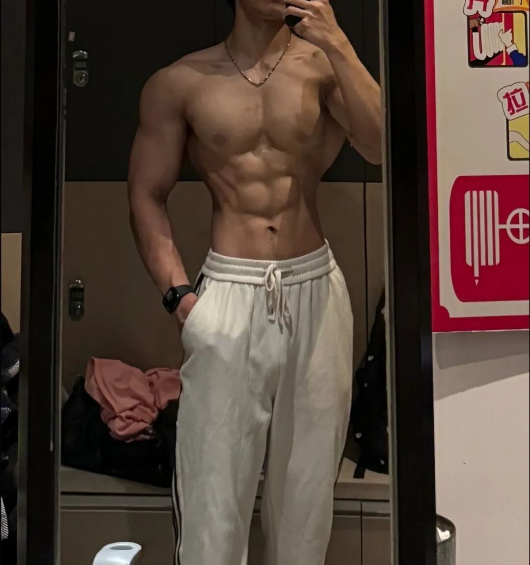 宽肩窄腰黑皮翘臀体育生，顶级男模身材，网友们集体沸腾....