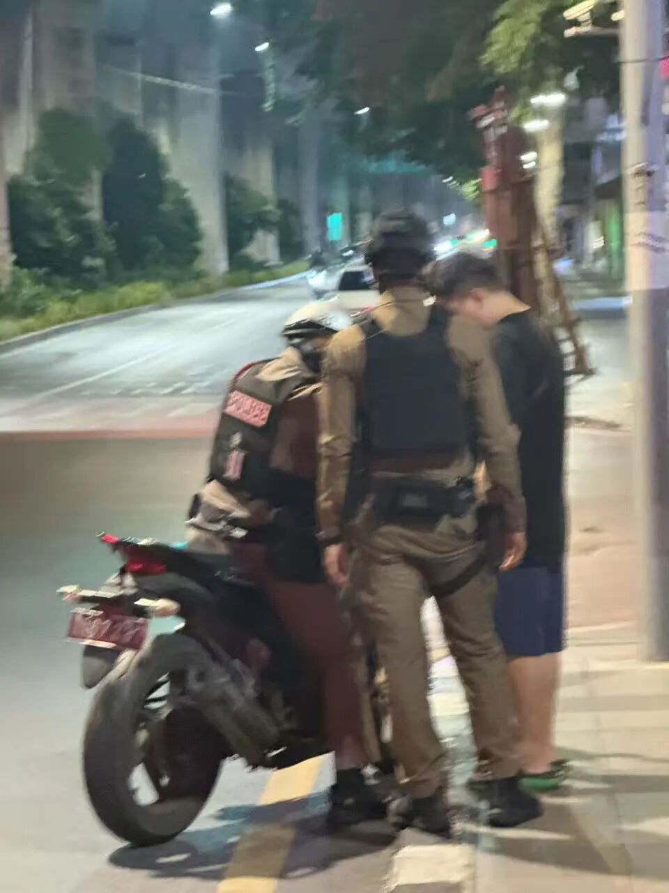 泰国警察路边查处方药和 rush？游客需要支付高额泰铢罚款？