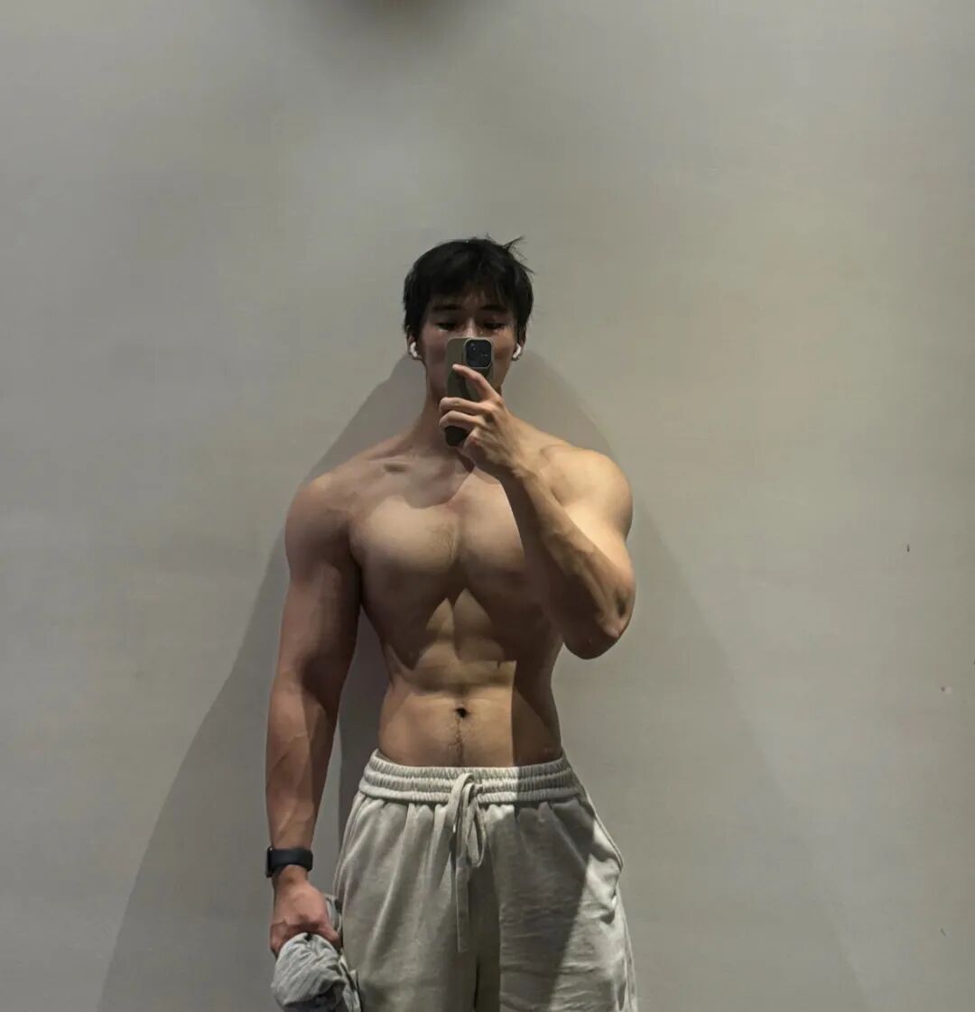 宽肩窄腰黑皮翘臀体育生,顶级男模身材,网友们集体沸腾.... 宽肩窄腰黑皮翘臀体育生,顶级男模身材,网友们集体沸腾....