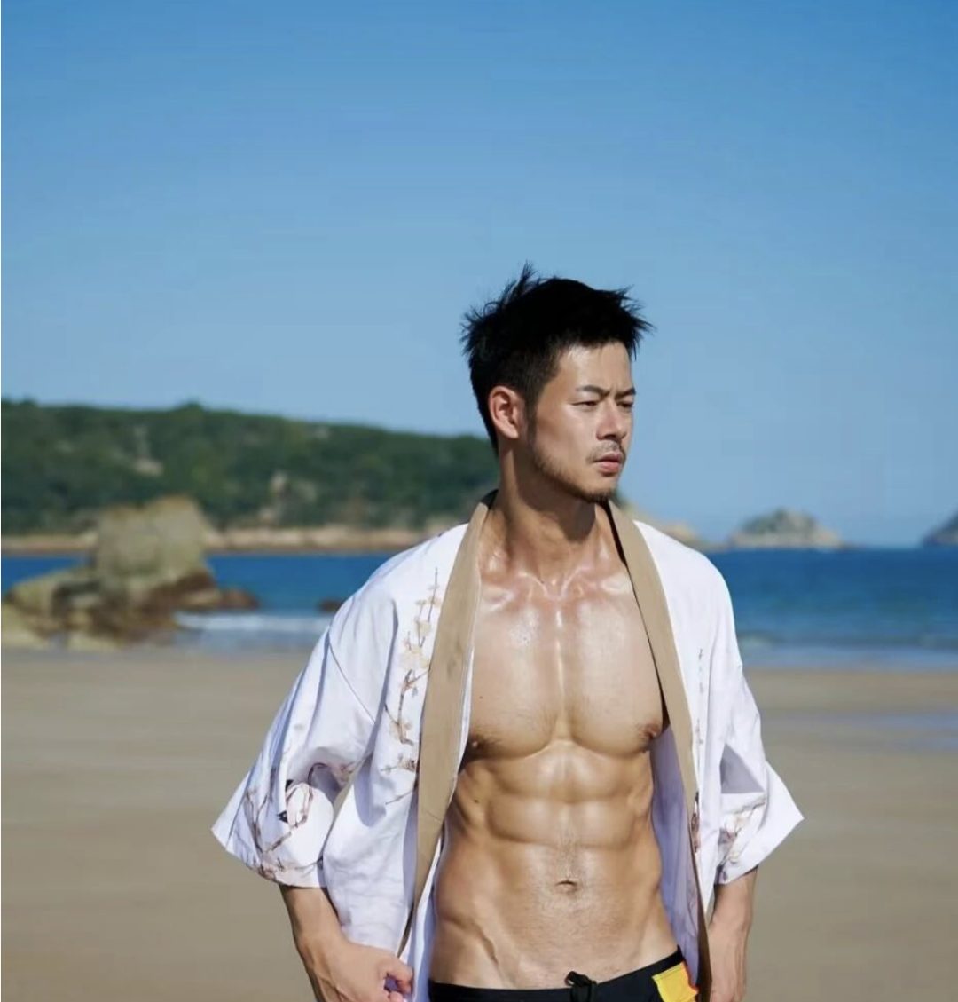 胡茬男英语老师白天上课，晚上被采访了？还下海了？