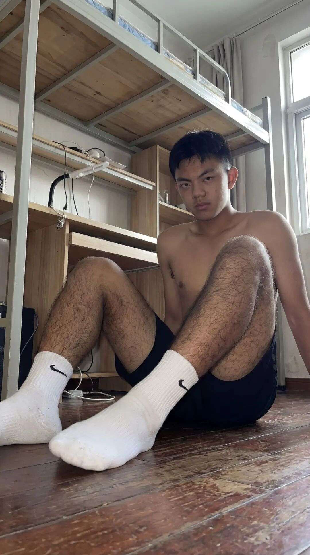 18 岁体育生腿毛太旺盛，！这枚新疆小哥不得了？