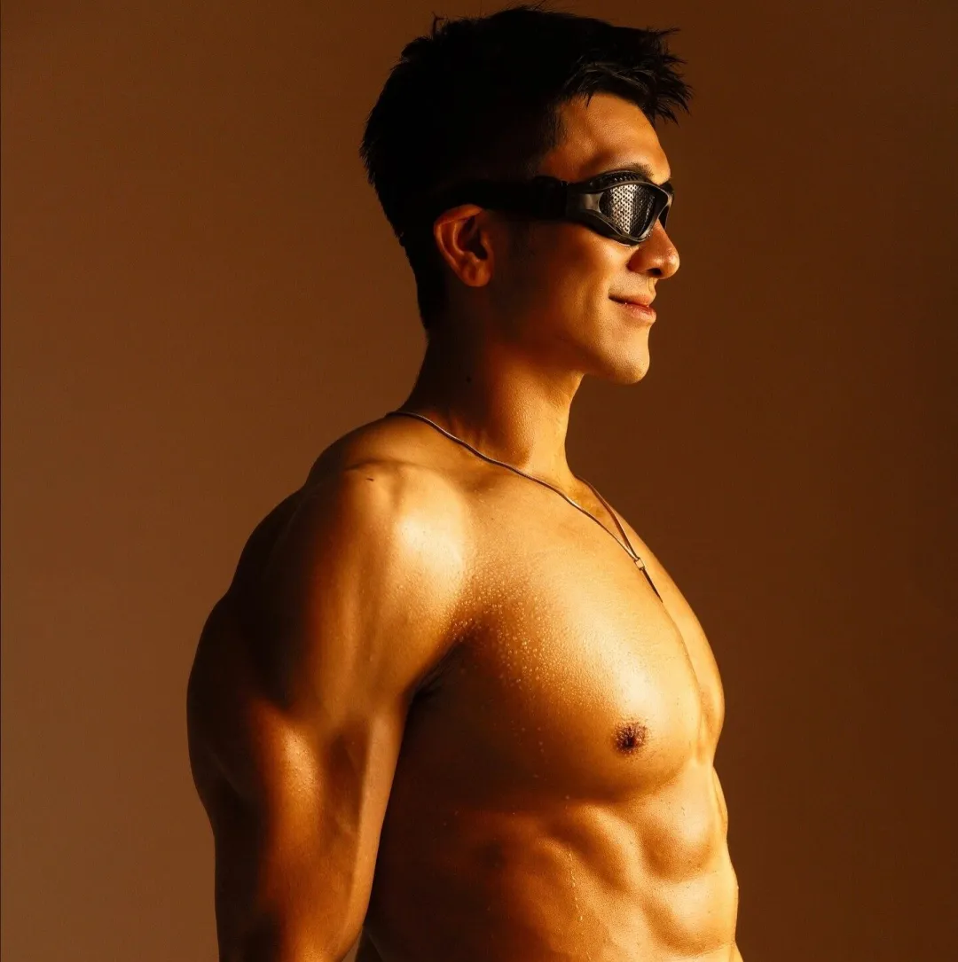 正装、墨镜！185CM 体育生战斗力太强爆火，按摩视频外网传疯了！