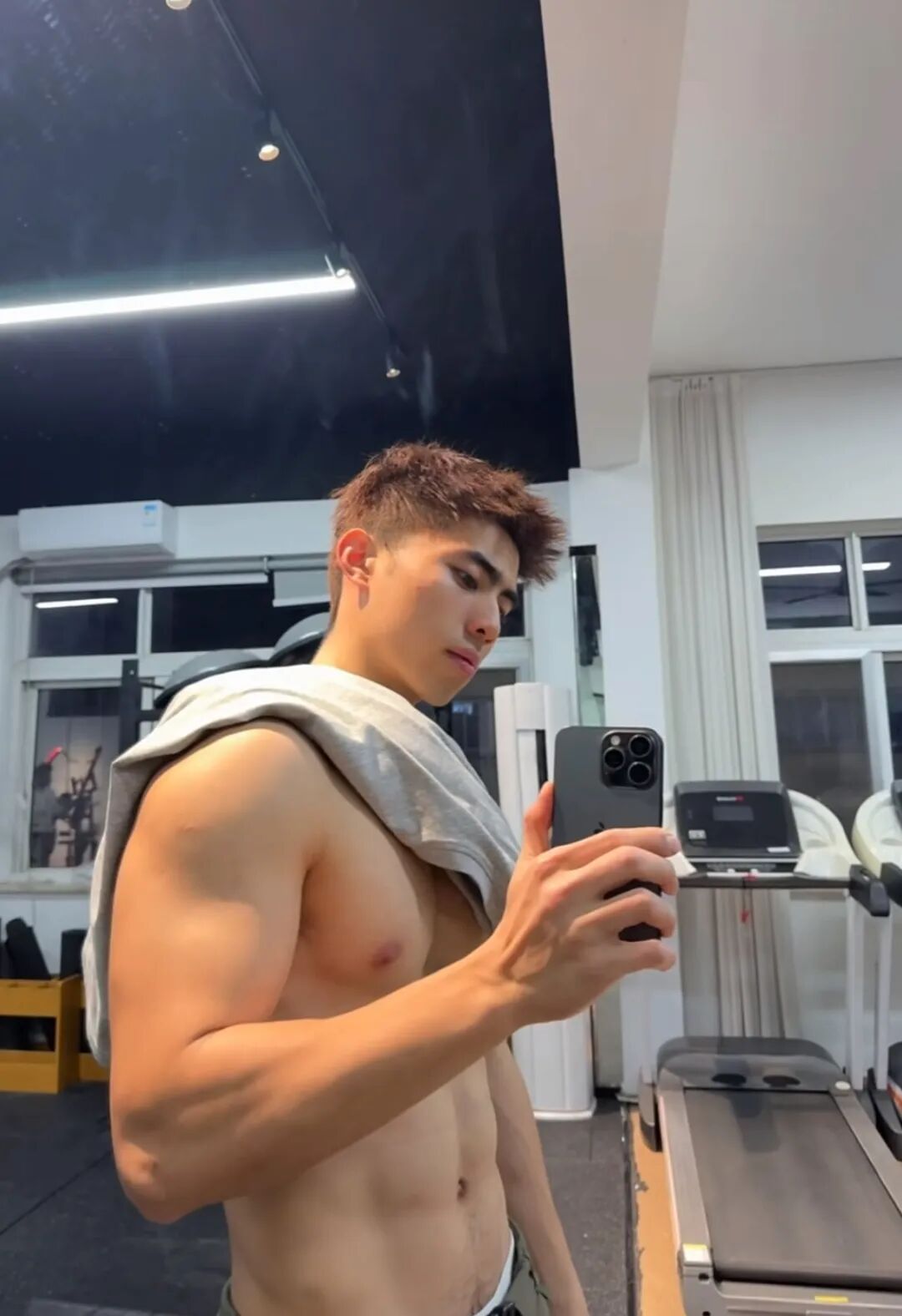 185 白皮精壮腹肌猛男,虎背熊腰男友力拉满.... 185 白皮精壮腹肌猛男,虎背熊腰男友力拉满....