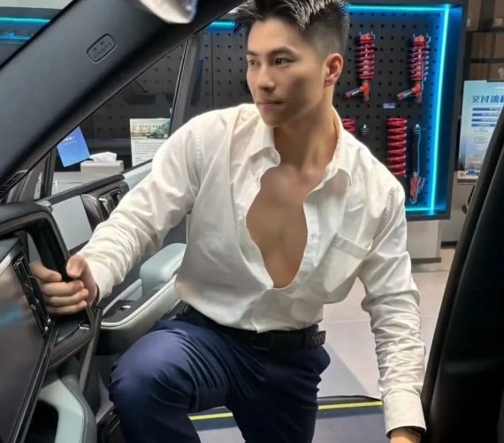 刘姥姥和迷彩兵哥一起的视频你看了吗？正装馋哭网友！