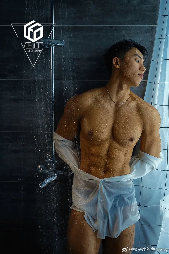 全新黑皮肌浴室戏码 超厚胸和腹肌 壮壮的帅哥水珠四溅