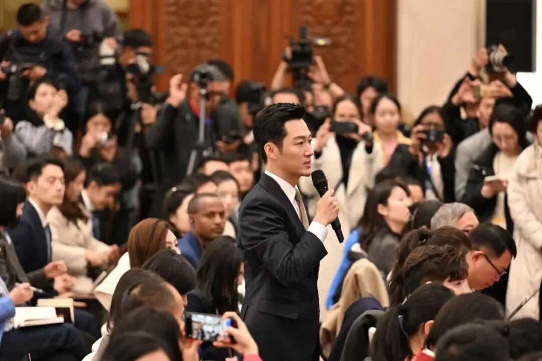 2026 春晚四川宜宾会场主持人张涛火出圈！大长腿帅哥！