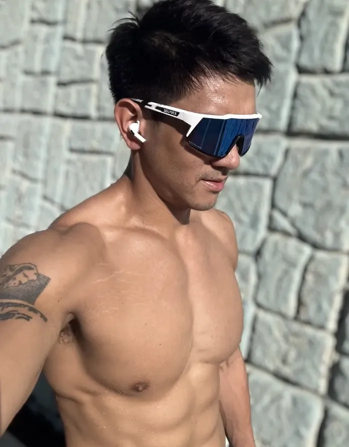 正装、墨镜！185CM 体育生战斗力太强爆火，按摩视频外网传疯了！