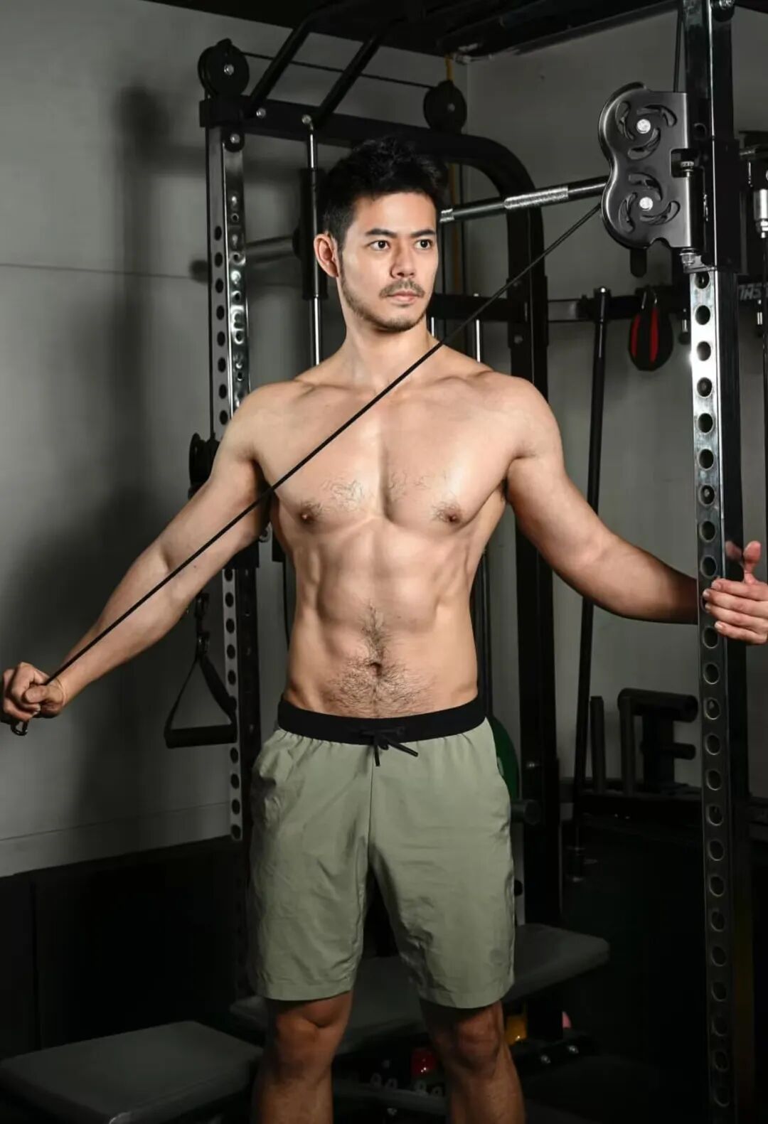 胡茬男英语老师白天上课，晚上被采访了？还下海了？