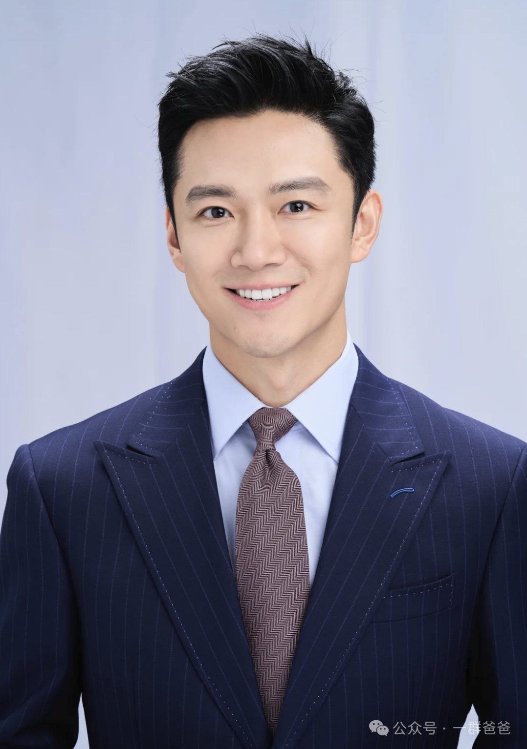 2026 春晚四川宜宾会场主持人张涛火出圈！大长腿帅哥！