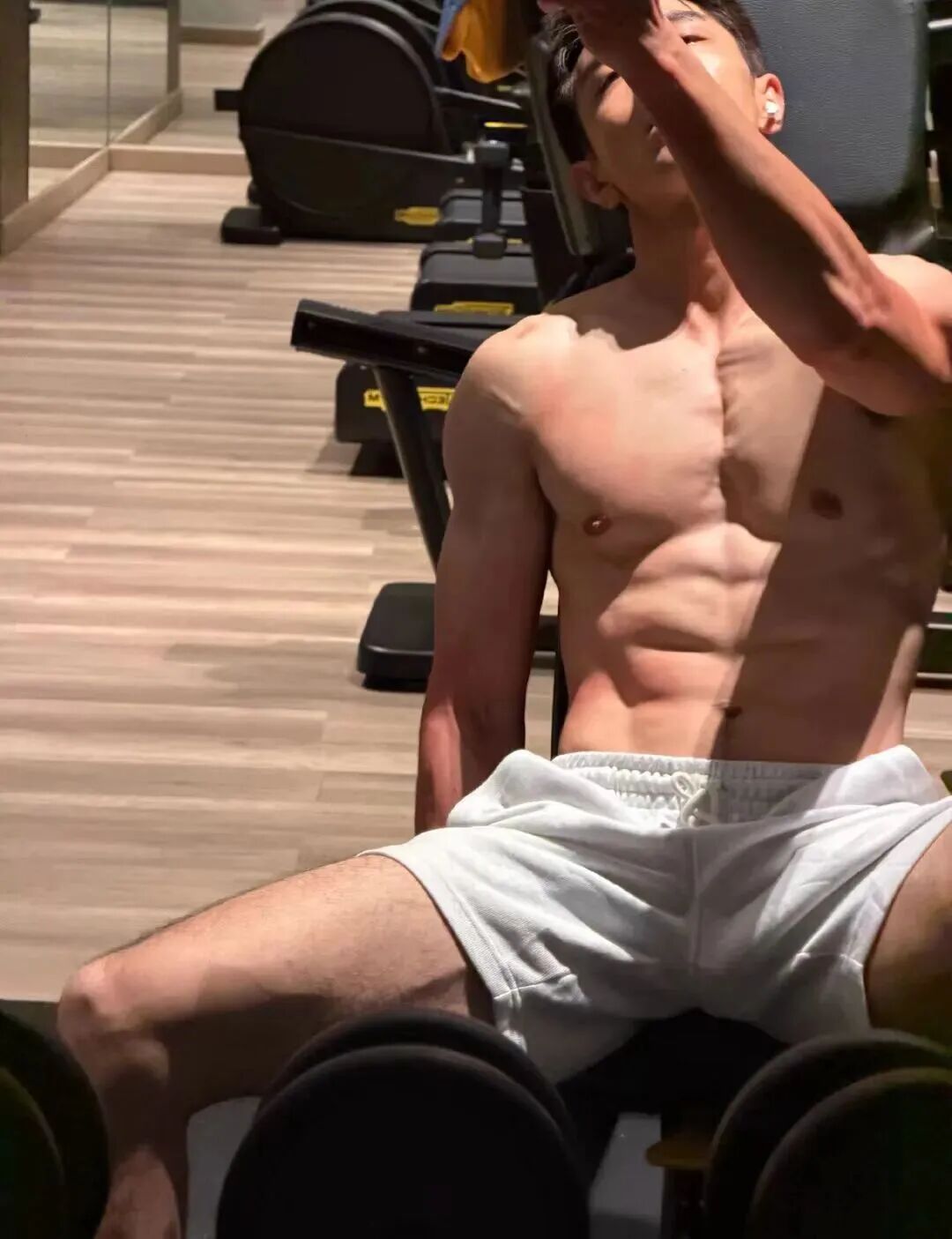 33 岁金瀚凭几张健身照杀疯了? 网友神评:“这才是铁打的硬汉!” 33 岁金瀚凭几张健身照杀疯了? 网友神评:“这才是铁打的硬汉!”