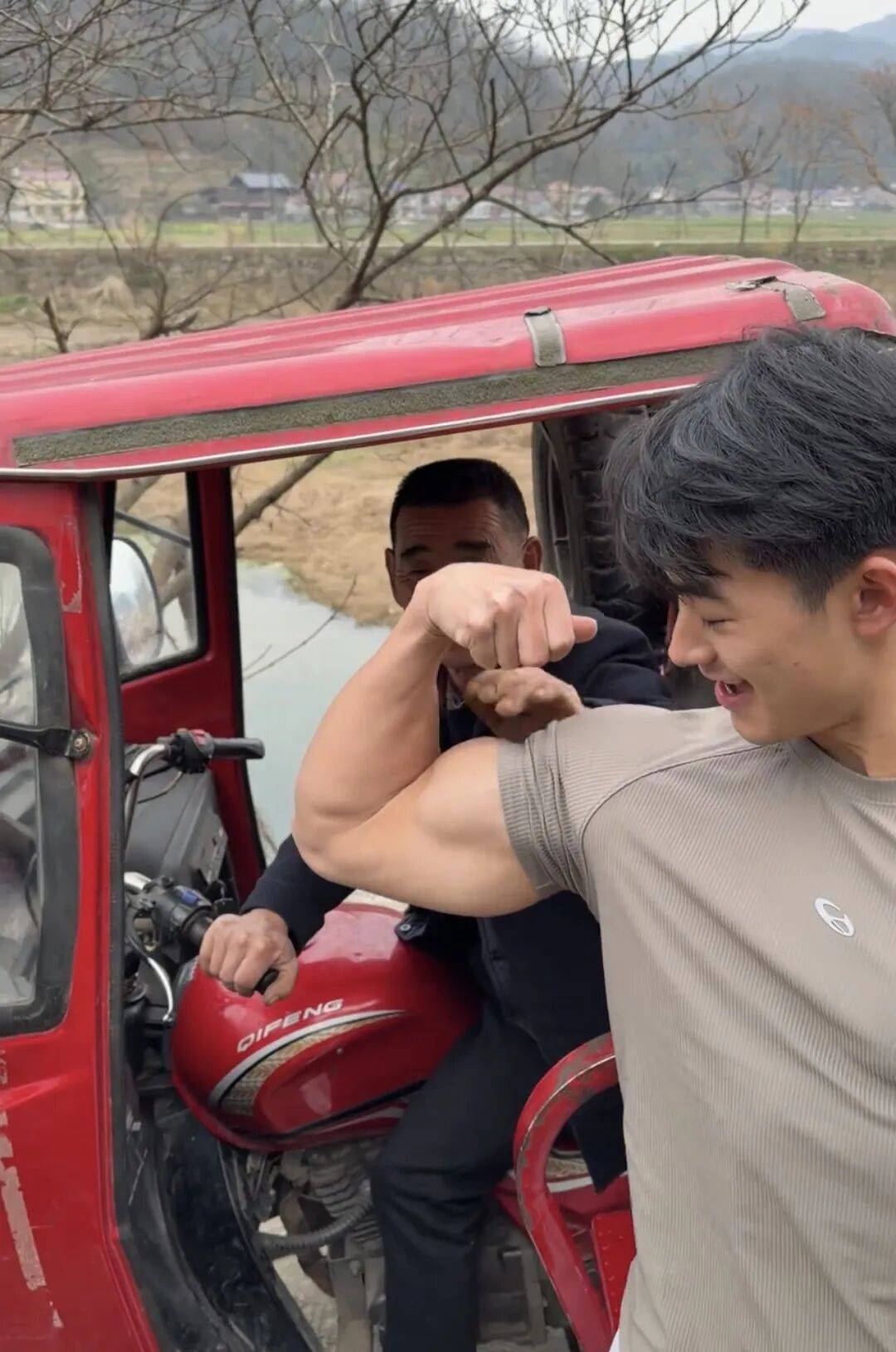 这个被健身房大哥带进圈的农村肌肉男!你还记得吗? 这个被健身房大哥带进圈的农村肌肉男!你还记得吗?