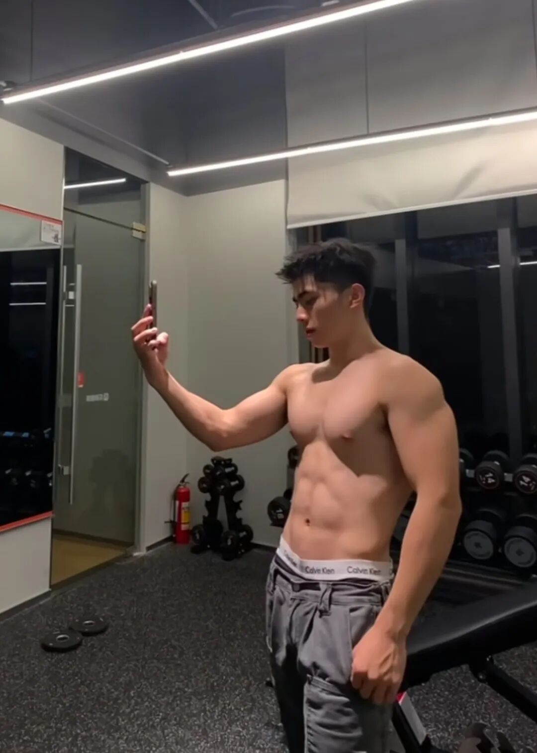 185 白皮精壮腹肌猛男,虎背熊腰男友力拉满.... 185 白皮精壮腹肌猛男,虎背熊腰男友力拉满....