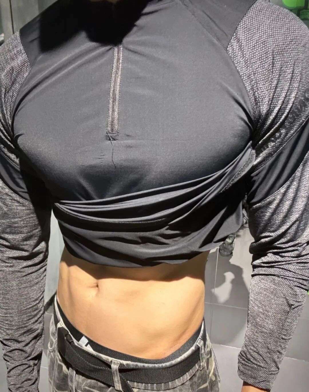 广东宽肩窄腰白皮小狼狗，粉嫩胸肌超诱人...