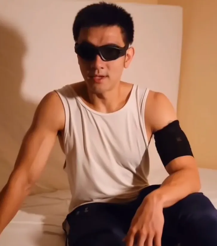 正装、墨镜！185CM 体育生战斗力太强爆火，按摩视频外网传疯了！